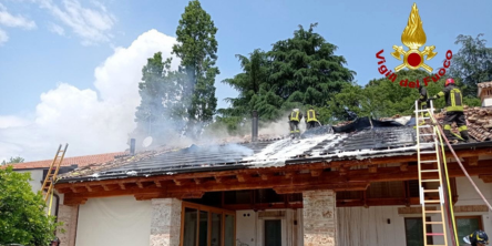 Incendio all'impianto fotovoltaico, tetto avvolto dalle fiamme: danni ingenti